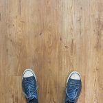 pés sobre piso vinílico