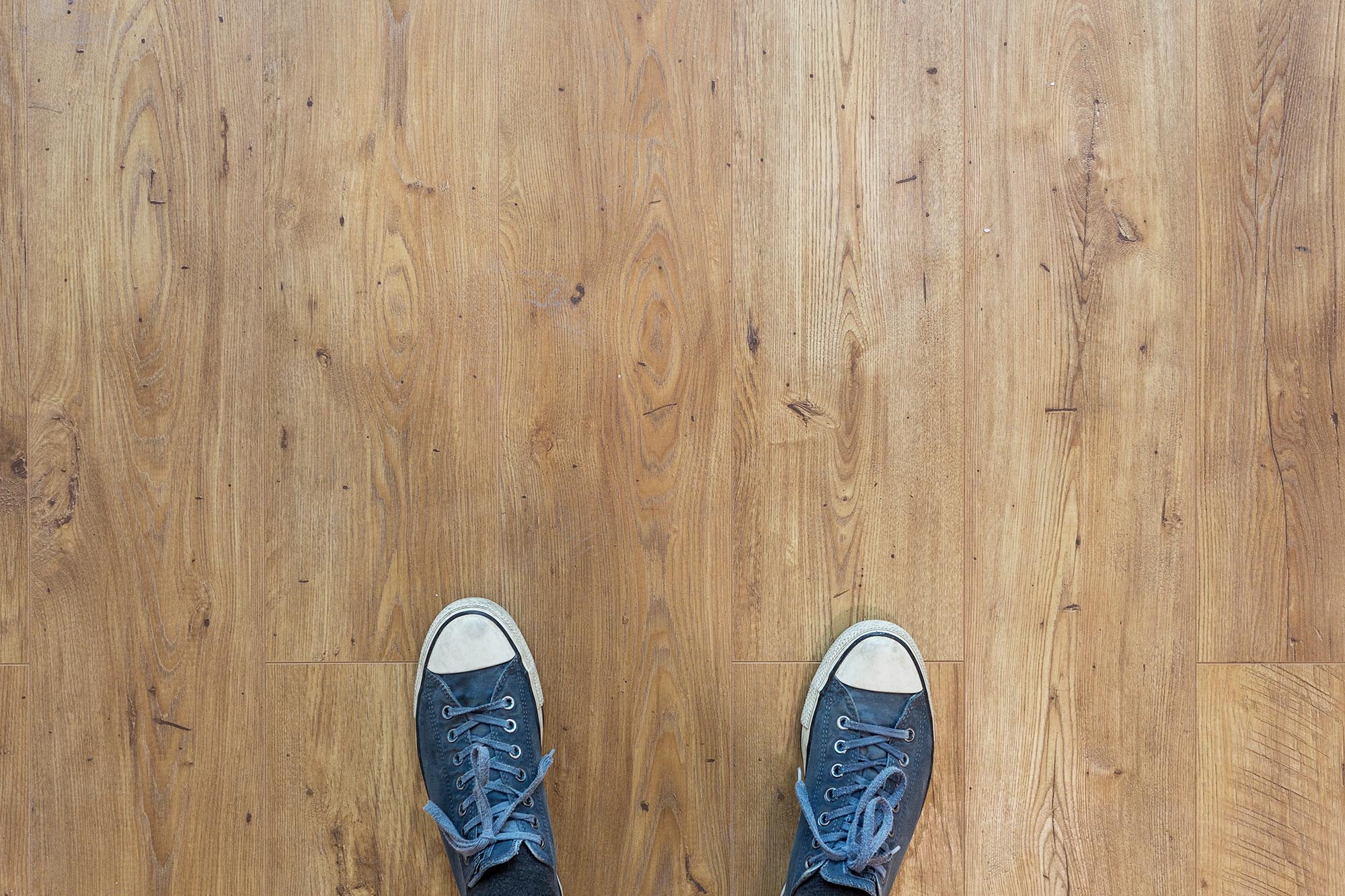 pés sobre piso vinílico
